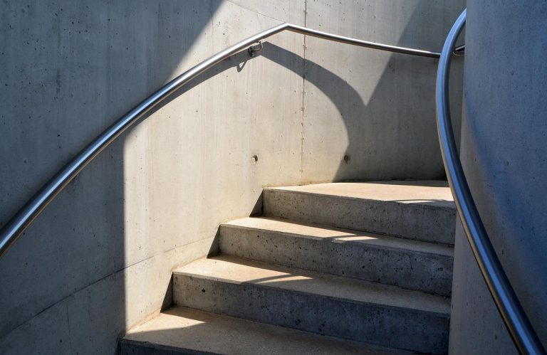 Moderne trap na traprenovatie met veilige antislipmaterialen en stijlvol design