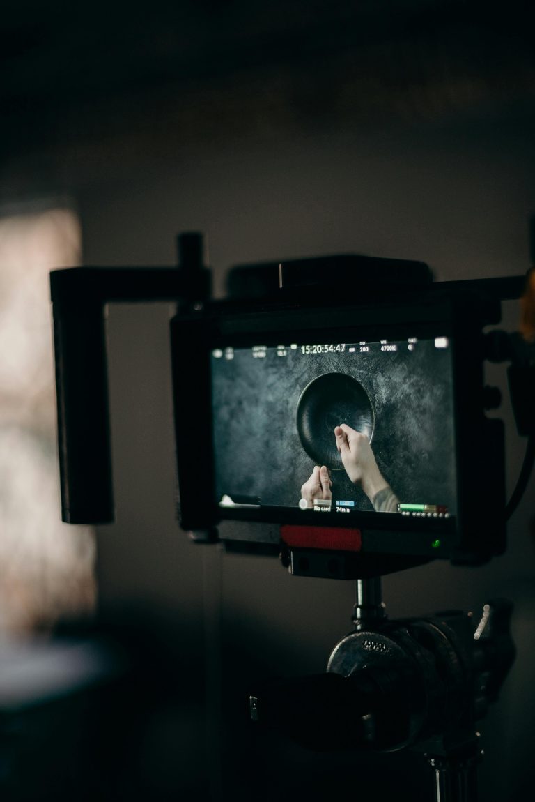 Visuele weergave van het proces van videoproductie met preproductie, productie en postproductie fases