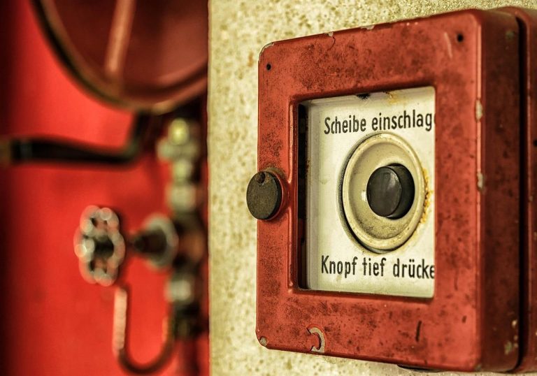 Brandbeveiliging bedrijven concept met meldinstallatie en vluchtroute signalering