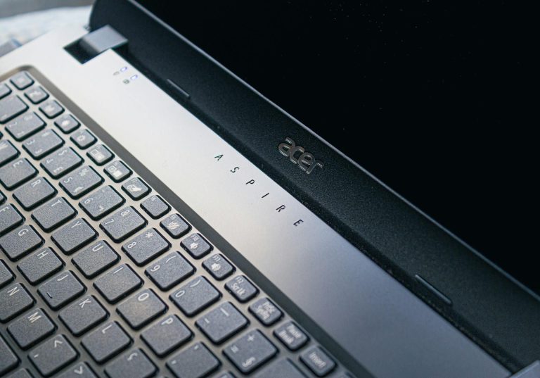 Student die aan een laptop werkt - Een laptop kopen bij Yorcom.nl voor het juiste gebruik