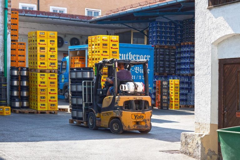Moderne elektrische heftrucks met lithium-ion batterijen voor efficiënt magazijnbeheer en duurzame bedrijfsvoering