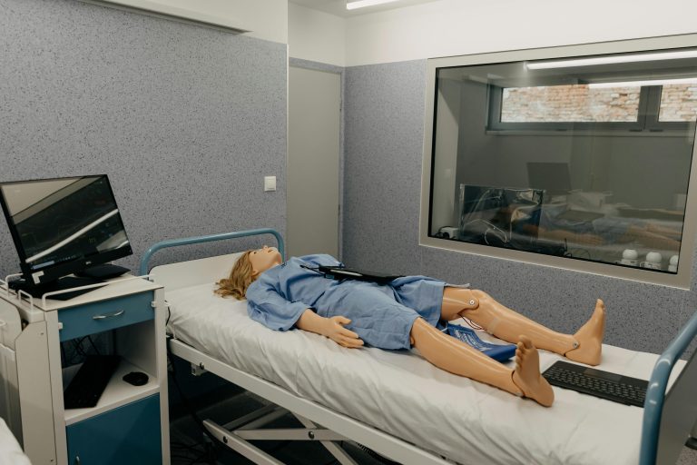 Zorgprofessional volgt epilepsie training met praktische oefeningen voor het leren omgaan met epileptische aanvallen