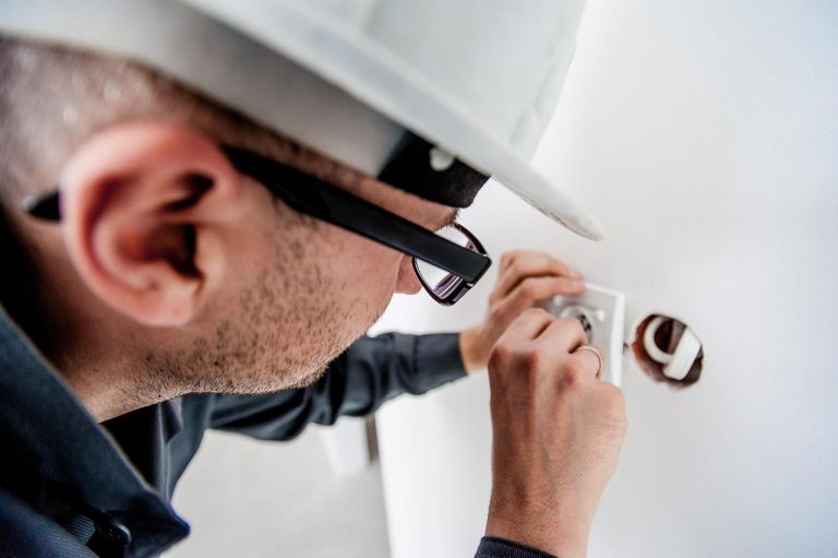 Werknemer demonstreert veilige werkhouding en gebruik van persoonlijke beschermingsmiddelen bij fysiek werk