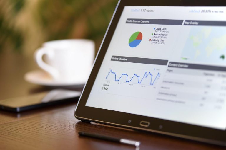 Power bi consultant analyseert en visualiseert bedrijfsdata in interactieve dashboards voor datagedreven beslissingen