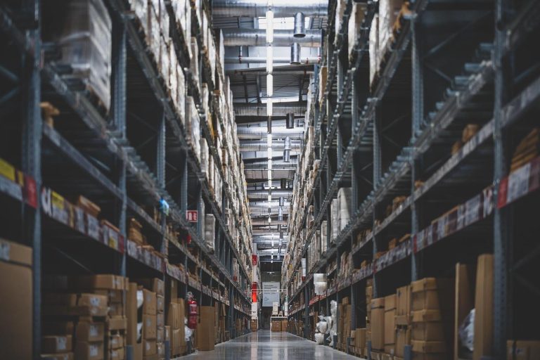Stap-voor-stap gids voor het efficiënt inrichten van een magazijn met zones, labeling en optimale goederenstroom