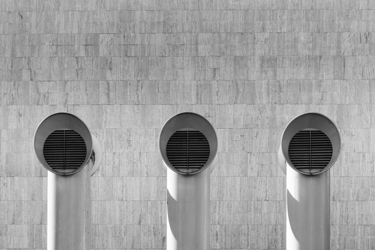 Warmtewiel in een luchtbehandelingssysteem voor efficiënte warmteterugwinning en energiebesparing in bedrijfsgebouwen