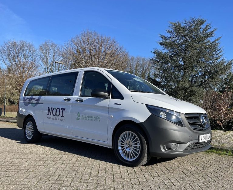 Flexibel vervoer: persoon controleert een huiswagen voor verhuizing, met focus op ruimte en gebruiksgemak