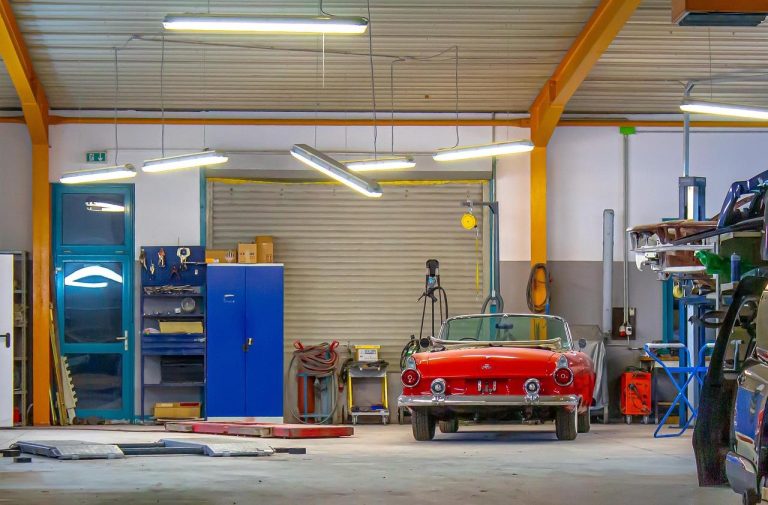 Illustratie over wat je auto je vertelt: geluiden, meldingen en slijtagepatronen als signalen voor veiligheid en betrouwbaarh