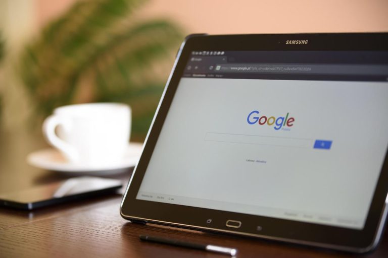 Infographic over zoekmachine optimalisatie met de drie pijlers: technische optimalisatie, content optimalisatie en linkbuildi