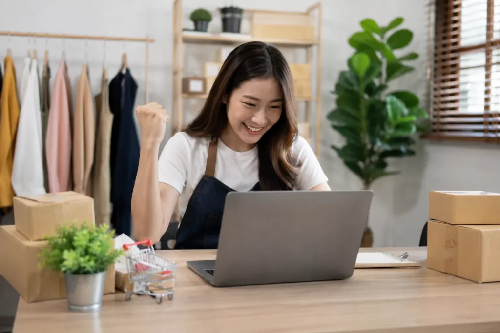 Kleine ondernemer viert succes met online marketing vanuit haar thuiswerkplek.