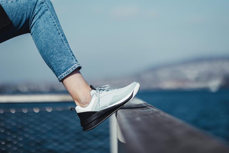 Praktische gids voor het kiezen van nieuwe sneakers: tips over comfort, pasvorm, maat en materiaal.