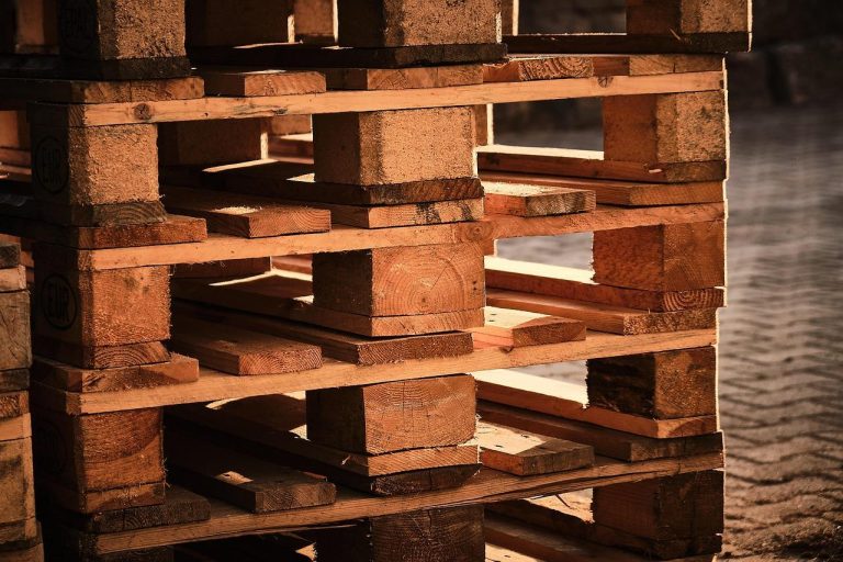 Arbeider plaatst pallet in professionele palletstelling voor magazijn opslag